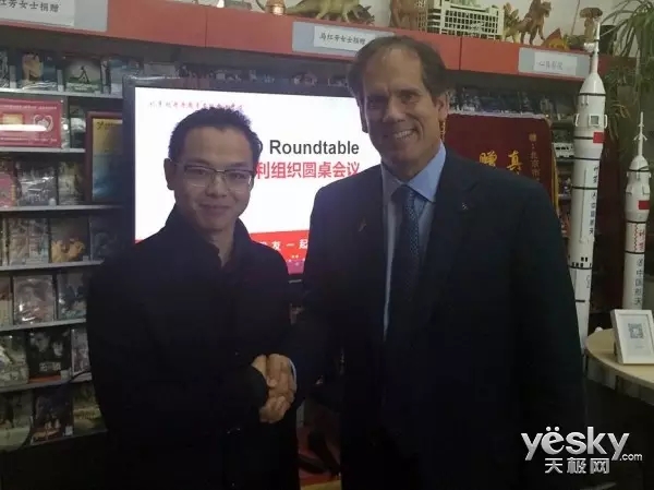 信息无障碍研究会秘书长梁振宇跟微软公司全球资深副总裁苏瑞驰(Rich Sauer)握手